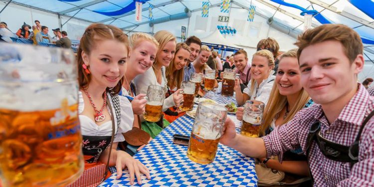 27.09.2013 Dortmund Wischlingen - Eroeffnungsabend zum Oktoberfest im Revierpark Wischlingen ?Copyright Stephan Schuetze -