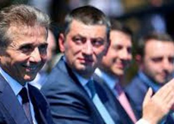 „ეს ხელისუფლება უკვე ყარს, სუნი ასდის… ბიძინამ მოიყვანა გახარია,  პრემიერი გახადა და ახლა გახარია უნდა გამოვიდეს და აგინოს?” – ლაშა ამირეჯიბი