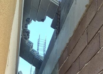 ქარმა თბილისში მშენებარე კორპუსის კედელი წააქცია