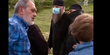 „არ დაგილეწო სახე, ბიჭო!” – როგორ გაუსწორდნენ ფიზიკურად ”მთავარის” ოპერატორს სასულიერო პირები დავითგარეჯში (ვიდეო)