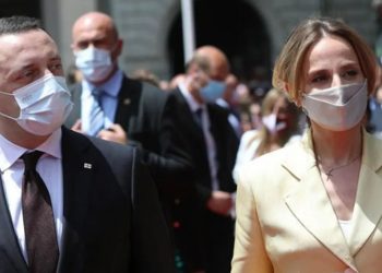 ფოტოები – პრემირი მეუღლესთან ერთად