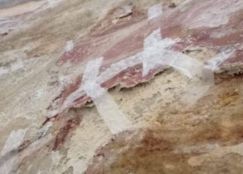 გელათში ფრესკებს წებოვანი ლენტით ამაგრებენ