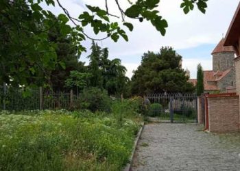 „ცხვირწინ უბოლებდნენ მეუფეს ეს ბავშვები“ – გორის ეპარქიამ სკვერი დაკეტა