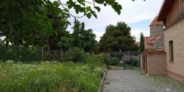 „ცხვირწინ უბოლებდნენ მეუფეს ეს ბავშვები“ – გორის ეპარქიამ სკვერი დაკეტა