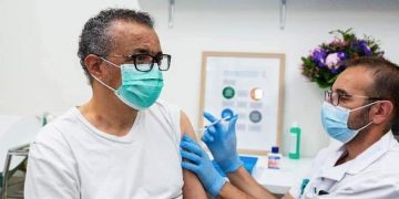 ჯანმოს დირექტორი, ტედროს გებრეიესუსი კორონავირუსის საწინააღმდეგო ვაქცინით აიცრა