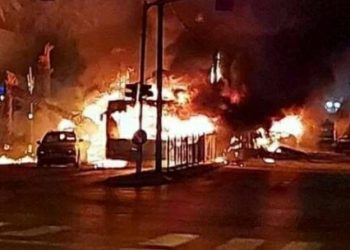 ისრაელში  რაკეტა მოძრავ ავტობუსს დაეცა