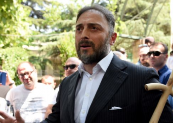 დაიჭირეთ ფერადი დროშები და გამოდით ამ გარყვნილ ადამიანებთან ერთად – ლევან ვასაძე მთავრობას