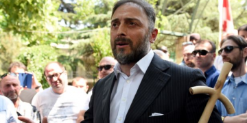 დაიჭირეთ ფერადი დროშები და გამოდით ამ გარყვნილ ადამიანებთან ერთად – ლევან ვასაძე მთავრობას