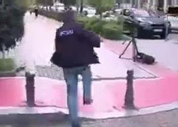 (ვიდეო) – პოლიციელი ჟურნალისტს გაექცა – “რატომ მირბიხართ, ბატონო, რატომ მირბიხართ?”