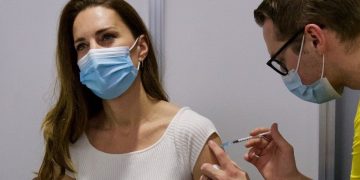 ქეით მიდლტონი COVID – 19-ის საწინააღმდეგო ვაქცინით აიცრა