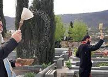 მღვდლებმა საფლავები აკურთხეს