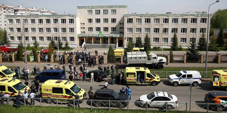 KAZAN, RUSSIA – MAY 11, 2021: Police cars and ambulances by school No 175 where two attackers opened fire; at least one teacher and eight students are reported dead. Yegor Aleyev/TASS

Ðîññèÿ. Êàçàíü. Àâòîìîáèëè ñêîðîé ïîìîùè è ïðàâîîõðàíèòåëüíûõ îðãàíîâ ó øêîëû ¹ 175, ãäå íåèçâåñòíûå îòêðûëè ñòðåëüáó. Â ðåçóëüòàòå ñòðåëüáû ïîãèáëè ëþäè. Åãîð Àëååâ/ÒÀÑÑ