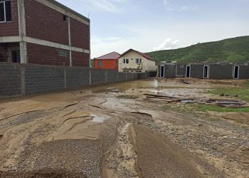 ტალახითა და წყლით დაფარული ქუჩები დიდ დიღომში – რა ხდება უბანში, რომელიც წუხელ სტიქიის ზონად იქცა