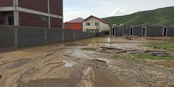 ტალახითა და წყლით დაფარული ქუჩები დიდ დიღომში – რა ხდება უბანში, რომელიც წუხელ სტიქიის ზონად იქცა