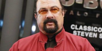 სტივენ სიგალი რუსული პარტიის წევრი გახდა