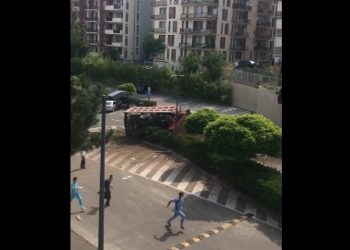 “ნიუჰოსპიტალსის” ეზოში დაღმართიდან სატვირთო ავტომობილი ჩავარდა – არის მსხვერპლი (ვიდეო)