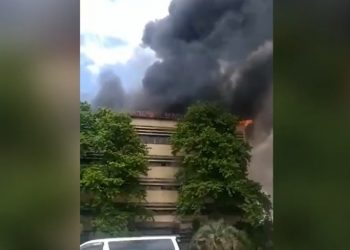 ხანძარი ოკუპირებულ სოხუმში – ცეცხლი საკონდიტრო ფაბრიკას უკიდია