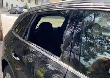 „ჩამტვრეული აქვს შუშა, სისხლის კვალი…“ – გიორგი კაპანაძის ცოლის მანქანა გატეხეს