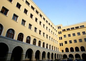 საბერძნეთში მღვდელმა სინოდის წევრებს მჟავა შეასხა