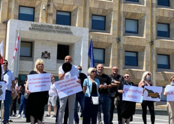 “პარაზიტებო, კმარა ხალხის ძარცვა” – აქცია მთავრობის ადმინისტრაციასთან