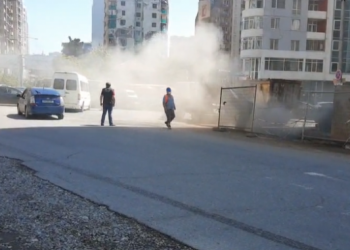 ბათუმში ერთ-ერთ ქუჩაზე ბუნებრივი აირი ჟონავს – უსაფრთხოებისთვის გზას კეტავენ