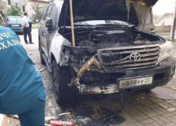 სოხუმში აფხაზი ოპოზიციონერის ავტომობილი დაწვეს