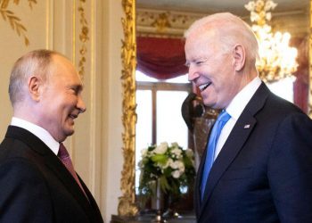 ერთი ხელით სავარძლის სახელურზე აკაკუნებს, რაც გვეუბნება: “როდის დამთავრდება ეს?!“ – რაზე მეტყველებს ბაიდენისა და პუტინის სხეულის ენა