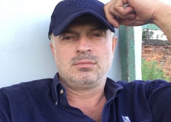 რას უყვება „ალიას“ სენაკელი მამაკაცი, რომელიც 13 დღეა, დედას არ ასაფლავებს – რას ითხოვს გოგიების ოჯახი?!