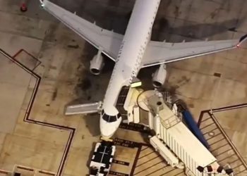 ლოს-ანჯელესში მგზავრი თვითმფრინავიდან გადახტა