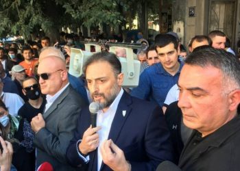 ​მეუფე სპირიდონის მხარდამჭერ აქციაზე ვასაძე მივიდა და ლომჯარიას გადადგომა მოითხოვა