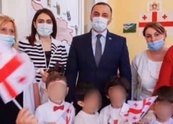 ზეიმი პრივილეგირებულებისთვის – აღსაზრდელების მშობლები ღონისძიების დასრულებას ჭიშკარს მიღმა, ქუჩაში, ელოდებოდნენ