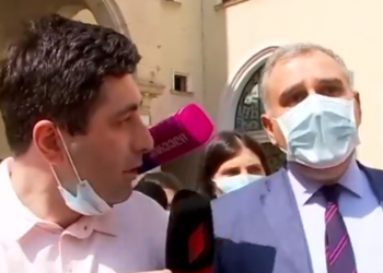 “მშიშრები ხართ” – დეპუტატები პარლამენტიდან გაიპარნენ