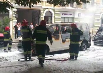 ბათუმში ორი მანქანა დაიწვა