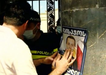 აქცია ბიუროს სხდომის პარალელურად – პარლამენტთან ჟურნალისტები შეიკრიბნენ