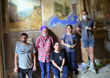 „აი, რა საოცრება გამოჩნდა ყოფილი სასტუმრო „ლონდონის“ შესასვლელში“