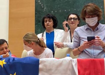 (ვიდეო) – “ჯერჯერობით ვერ ბედავენ ჩვენ გათრევას” – პარლამენტის თავმჯდომარის ტრიბუნა ბლოკირებულია