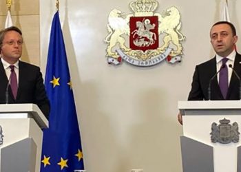 ბარბარიზმი იწყება დროშების დაწვით – ევროკომისარი ოლივერ ვარჰეი