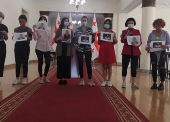 მედიის წარმომადგენლები პარლამენტში ლექსო ლაშქარავას ფოტოებით მივიდნენ