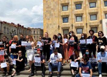 ჟურნალისტები მთავრობის ადმინისტრაციასთან აქციას მართავენ