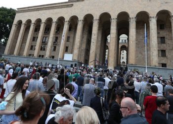 “ჯვარს ვიცავთ!”- პარლამენტთან ორგანიზაცია „ალტ ინფო“ აქციას მართავს