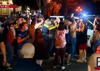 ძალადობრივმა ჯგუფებმა შესძლეს პოლიციის პირველი კორდონის გარღვევა – რა ხდება რუსთაველზე