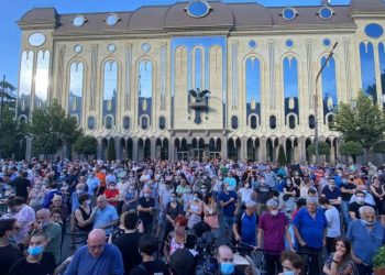 “გადადგეს ღარიბაშვილი!” – რუსთაველის გამზირი გადაიკეტილია