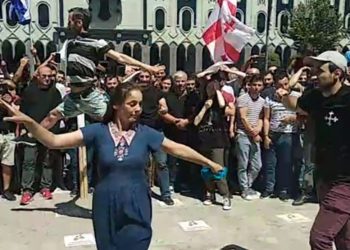 ცეკვა და სიმღერა დაპირისპირების და ცემის პარალელურად