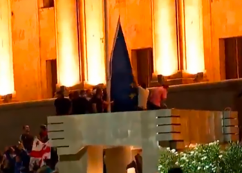 ევროკავშირის დროშა ისევ ჩამოხსნეს, დახიეს და დაწვეს – რა ხდება ამ წუთებში პარლამენტთან?
