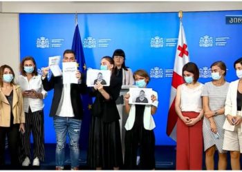 ჟურნალისტებმა მთავრობის ადმინისტრაციაში ბრიფინგის დაწყებამდე ლექსო ლაშქარავას გარდაცვალება დემონსტრაციულად გაპროტესტეს