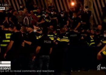 პოლიციელებს წიწაკის სპრეის ასხამენ და ნივთებს ესვრიან – ძალადობრივმა ჯგუფებმა პოლიციის კორდონი კვლავ გაარღვიეს