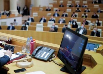 ოპოზიციას პარლამენტის თავმჯდომარის ტრიბუნა გაათავისუფლებინეს – რიგგარეშე სხდომა დაიწყო