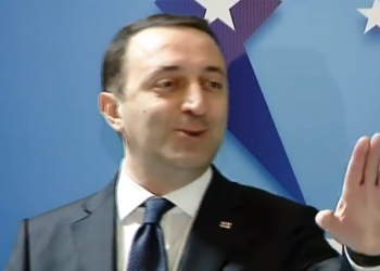 (ვიდეო) – “როდის გადადგებით, ბატონო ირაკლი?” – პრემიერი ჟურნალისტების შეკითხვებს ისევ გაექცა