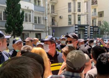 “დაისაჯოს”, “გადადგეს”,  “მკვლელი” – ღარიბაშვილის სახლთან აქციაა