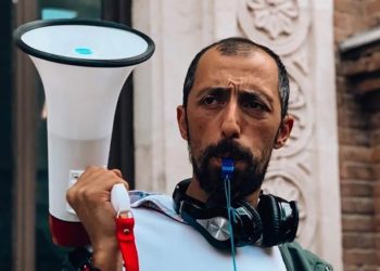 “პოლიციელი დგას დაუცველი, თავში ხვდება ქვები, რკინის საგნები, კვერცხები, მინის ბოთლები… ყურთან უფეთქდება სხვადასხვა ასაფეთქებელი მოწყობილებები…” – გიგა მაქარაშვილი